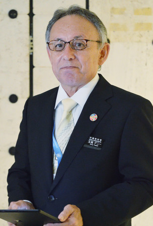 19日、スイス・ジュネーブの国連欧州本部で取材に応じる沖縄県の玉城デニー知事