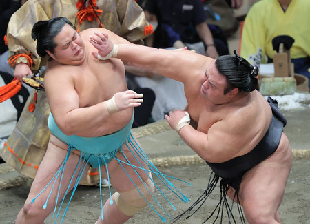 琴ノ若(左)を攻める貴景勝=21日、東京・両国国技館