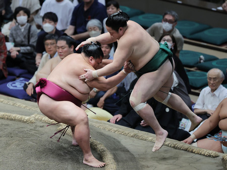 御嶽海(左)は佐田の海を押し出しで下す=21日、東京・両国国技館