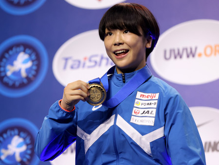 女子53キロ級で優勝し、表彰式で笑顔を見せる藤波朱理=21日、ベオグラード(EPA時事)