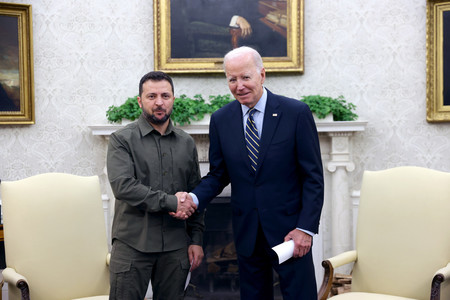 21日、ワシントンで会談したウクライナのゼレンスキー大統領(左)とバイデン米大統領(EPA時事)