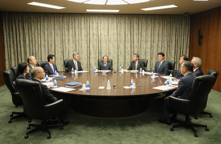 金融政策決定会合に臨む日銀の植田和男総裁(中央)ら=22日午前、日銀本店