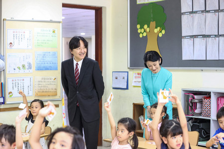 日本人学校を訪問された秋篠宮ご夫妻=22日、ハノイ(AFP時事)