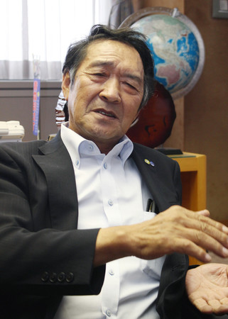 取材に応じる青森県漁業協同組合連合会の二木春美会長=20日、青森市