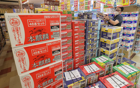 増税を前に、店内に積み上げられた第三のビールのケース=21日、東京都大田区のMEGAドン・キホーテ大森山王店