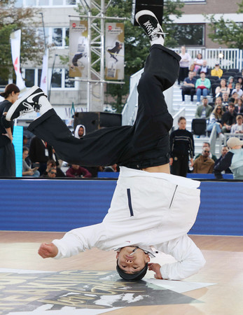 男子予選で演技する半井重幸(ダンサー名SHIGEKIX)=23日、ベルギー・ルーベン