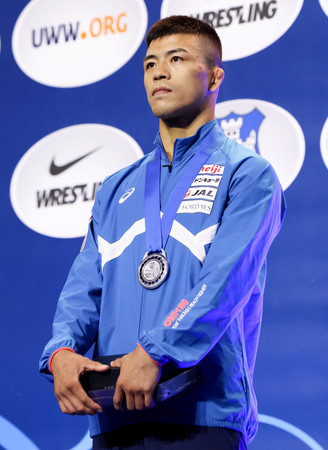 男子グレコローマンスタイル60キロ級で銀メダルを獲得し、表彰式に臨む文田健一郎=23日、ベオグラード(EPA時事)