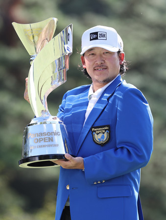 今季初勝利を挙げた大槻智春=24日、兵庫・小野東洋GC