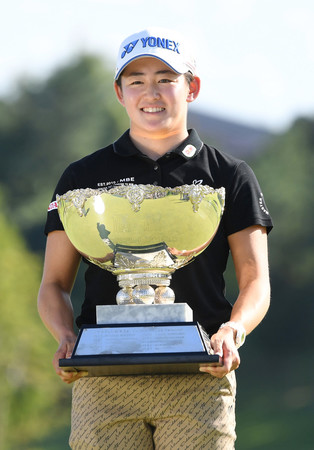 優勝し、笑顔を見せる岩井明愛=24日、宮城・利府GC