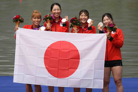 ローイング女子かじなしフォアで銀メダルを獲得した日本。（右から）木野田沙帆子、高野晃帆、榊原春奈、中条彩香＝２４日、中国・杭州