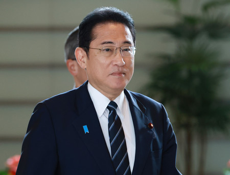 首相官邸に入る岸田文雄首相=25日午前、東京・永田町