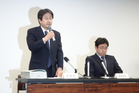 ワクチン接種後の死亡事例に関する報告書の公表について記者会見する医療事故調査委員会のメンバーら=26日午後、愛知県愛西市
