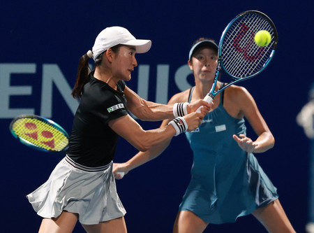 女子ダブルス1回戦でプレーする青山修子(左)、柴原瑛菜組=26日、東京・有明テニスの森公園