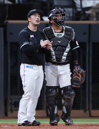 4回、満塁の場面で美馬(左)に声を掛けるロッテの田村=26日、エスコンF