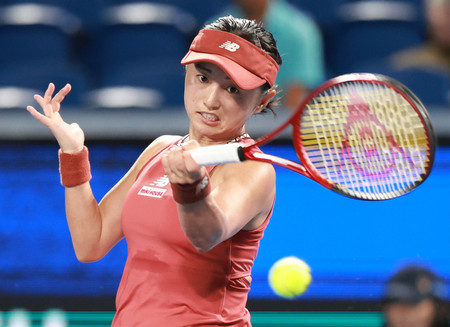 女子シングルス1回戦、リターンショットを放つ土居美咲=26日、東京・有明テニスの森公園