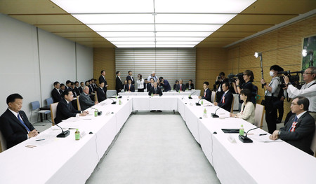 経済財政諮問会議で発言する岸田文雄首相(左から2人目)=26日午後、首相官邸