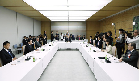 経済財政諮問会議で発言する岸田文雄首相（左から２人目）＝２６日午後、首相官邸