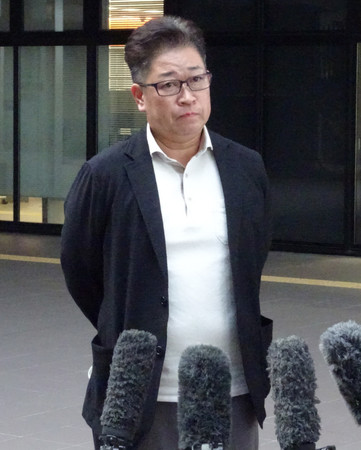 医療事故調査委員会から説明を受けた後、取材に応じる飯岡英治さん=26日午後、愛知県愛西市
