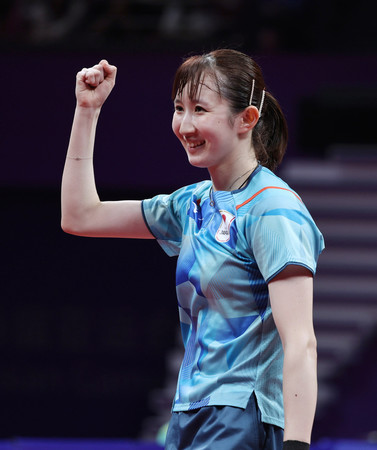 卓球女子団体決勝の中国戦、第1試合でポイントを奪い喜ぶ早田ひな=26日、中国・杭州