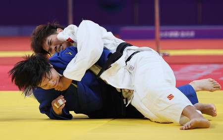 柔道女子78キロ級決勝、中国選手に抑え込まれる高山莉加(下)=26日、中国・杭州