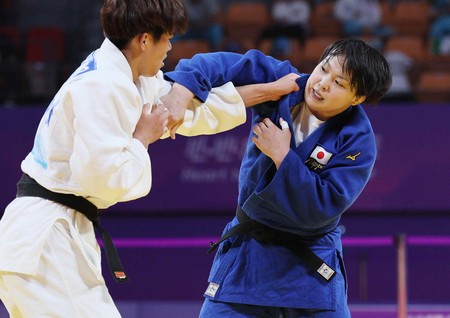 柔道女子78キロ級決勝、中国選手と組み合う高山莉加(右)=26日、中国・杭州
