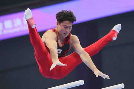 体操男子個人総合、平行棒の演技をする北園丈琉=26日、中国・杭州