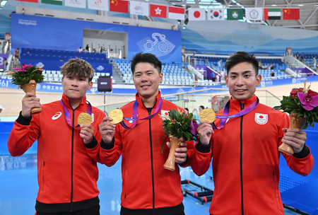 自転車トラック男子チームスプリントで金メダルを獲得した日本チーム。(左から)太田海也、長迫吉拓、小原佑太=26日、中国・杭州(AFP時事)