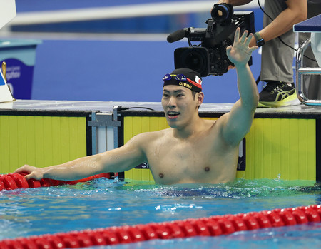 競泳男子４００メートル個人メドレー決勝を制し、笑顔の本多灯＝２６日、中国・杭州