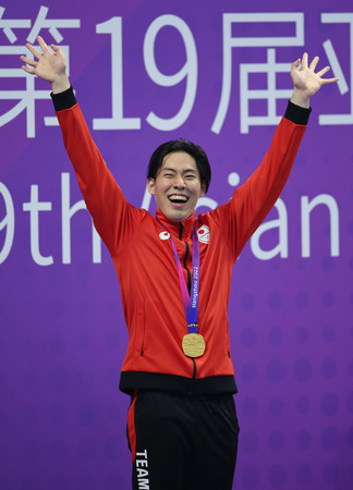 競泳男子400メートル個人メドレーで金メダルを獲得した本多灯=26日、中国・杭州