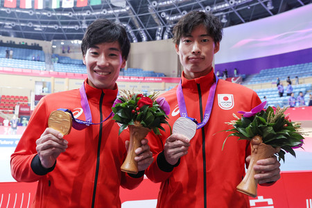 フェンシング男子エペ個人で優勝した加納虹輝（左）と２位の古俣聖＝２６日、中国・杭州
