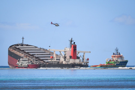 モーリシャス沖で座礁した日本の貨物船「ＷＡＫＡＳＨＩＯ」＝２０２０年８月（ＡＦＰ時事）