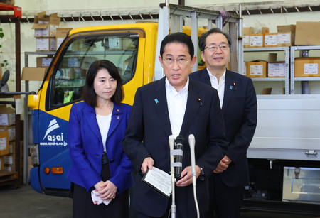 視察を終え記者団の質問に答える岸田文雄首相。左は矢田稚子首相補佐官、右は斉藤鉄夫国土交通相=28日午前、東京都大田区(代表撮影)