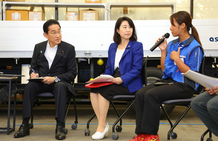 トラック事業者らと車座で対話に臨む岸田文雄首相(左)=28日午前、東京都大田区(代表撮影)