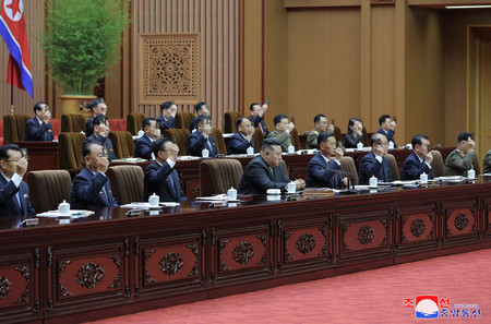 平壌で開かれた北朝鮮の最高人民会議に出席する金正恩朝鮮労働党総書記(前列中央)=朝鮮中央通信が28日配信(AFP時事)