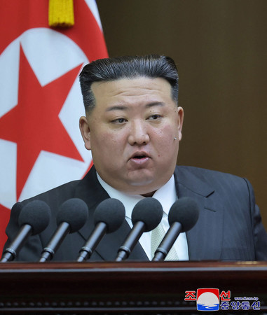 平壌で開かれた北朝鮮の最高人民会議で演説する金正恩朝鮮労働党総書記=朝鮮中央通信が28日配信(AFP時事)