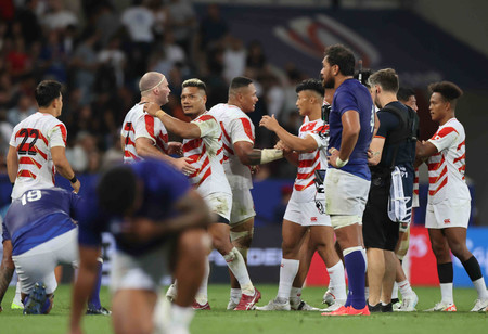 サモアを破り、喜ぶ日本の選手ら=28日、フランス・トゥールーズ
