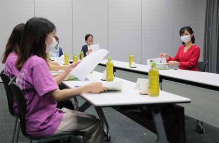 小中高校生らに科学の魅力を伝える「東北大学サイエンス・アンバサダー」の女子大学院生らと懇談される秋篠宮家の次女佳子さま=30日午後、仙台市青葉区