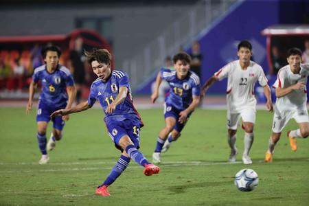 サッカー男子準々決勝の北朝鮮戦。後半、PKを決める松村(手前)=1日、中国・杭州