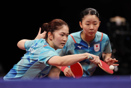 卓球女子ダブルス準決勝でプレーする張本美和(右)、木原美悠組=2日、中国・杭州