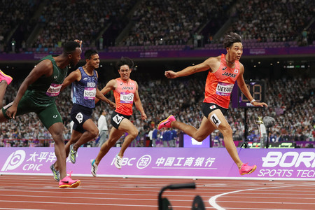 陸上男子200メートル決勝、1位でゴールする上山紘輝(右)=2日、中国・杭州