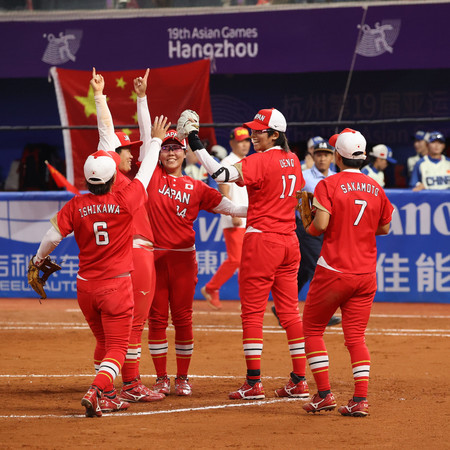 ソフトボールで金メダルを獲得し喜ぶ上野(手前右から2人目)ら日本の選手=2日、中国・紹興