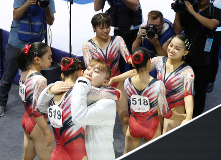 団体総合のパリ五輪出場枠を獲得し喜ぶ宮田(左から3人目)ら日本女子=2日、ベルギー・アントワープ