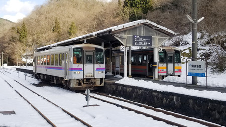 芸備線・備後落合駅に停車するJR西日本の車両=2021年12月、広島県庄原市