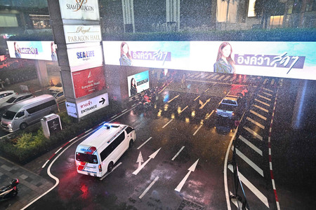 ３日、バンコク中心部の大型商業施設「サイアム・パラゴン」に到着した救急車（手前左）（ＡＦＰ時事）