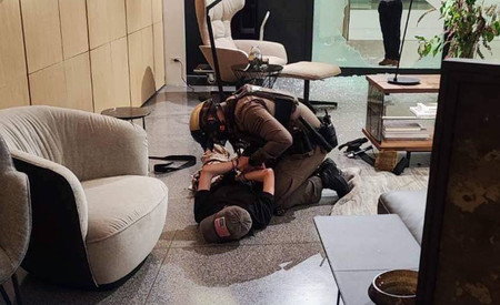 バンコクの商業施設で3日に起きた発砲事件で、タイの警察官が拘束した容疑者(タイ警察のSNSより)
