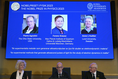 今年のノーベル物理学賞に決まった３氏について発表するスウェーデン王立科学アカデミーのメンバー＝３日、ストックホルム（ＥＰＡ時事）