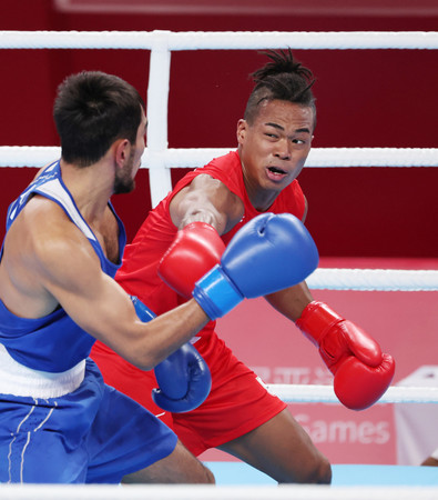 ボクシング男子71キロ級準決勝、攻める岡沢セオン(右)=3日、中国・杭州