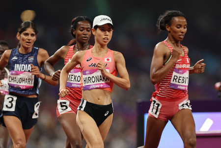 陸上女子5000メートル決勝、力走する広中璃梨佳(右から2人目)=3日、中国・杭州