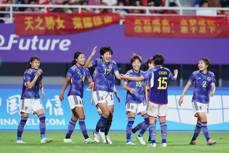 サッカー女子準決勝の中国戦。前半、ゴールを決めて喜ぶ古賀(左から3人目)ら日本イレブン=3日、中国・杭州