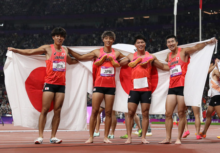 陸上男子400メートルリレーで2位に入り、日の丸を掲げる日本チーム。(左から)宇野勝翔、上山紘輝、小池祐貴、桐生祥秀=3日、中国・杭州